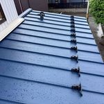 鮮やかなブルーの屋根