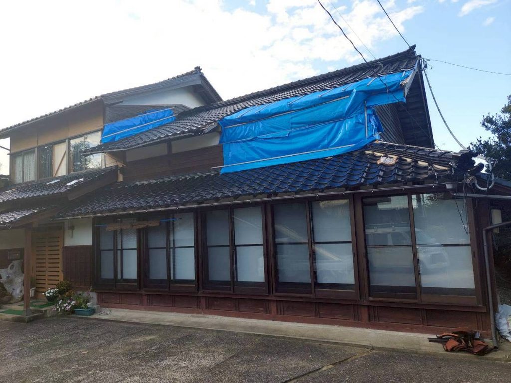 改修前の外観。落ち着きのある日本家屋ですが、ここから職人の手で新しく生まれ変わります。