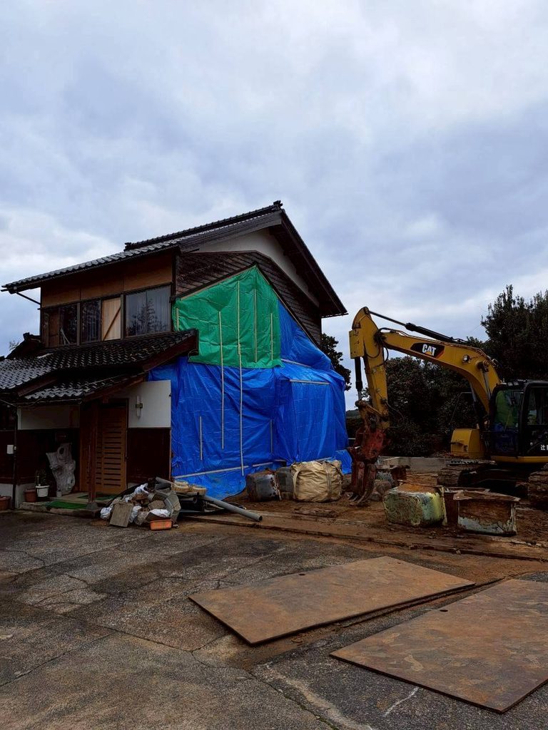 機を導入して基礎を新設・補強。地震の揺れを足元からがっちり受け止めます。