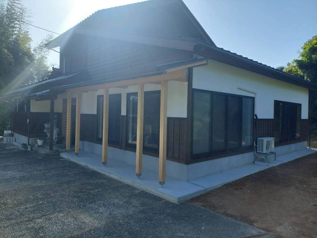 完成後の外観。既存の引き違いサッシが、新しい和モダンのデザインに美しく溶け込んでいます。